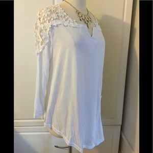 ❤️HP❤️NEW White Asymmetrical Top with Lace